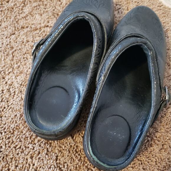Dansko allison leather slip on clogs black floral embossed 42 - Picture 3 of 8